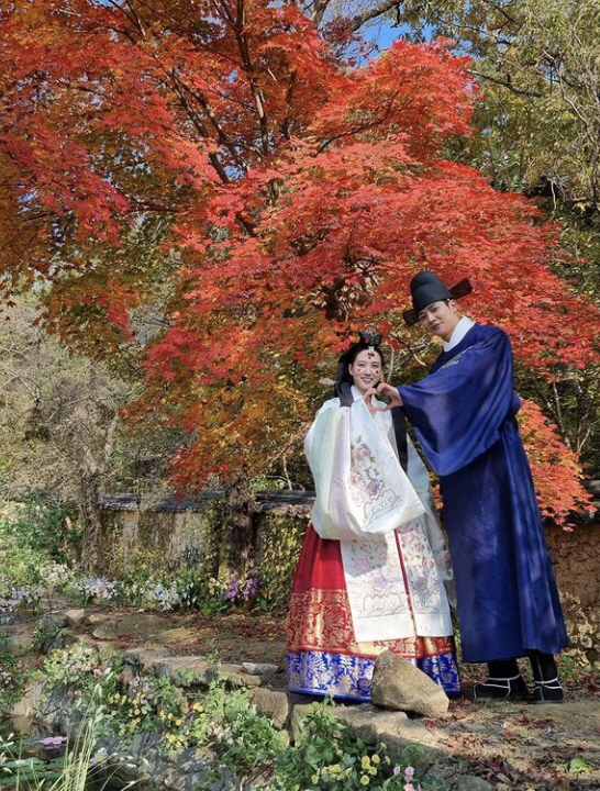 Actor Park Eun-bin has unveiled a woman wearing a wedding hanbok with a molten gun.Park Eun-bin posted a picture on Instagram on the 14th, Please watch the final meeting of The Kings Affaction today.In the photo, Park Eun-bin wearing a fine wedding dress, wearing a head and a head, is looking lovingly at RO WOON.The two shots, which seemed to suggest the two happy endings, amplified the excitement of The Kings Affaction fans.Park Eun-bin had the best year, perfectly creating a futile character called the male king Lee Hui.Park Eun-bin said in his closing remarks, If you look at the last meeting, you can feel the end of The Kings Affaction.I spent 2021, which was full of The Kings Affaction.  I am really grateful and I am grateful to the viewers who waited for the Kings Affaction, and the Kings Affaction.Please keep the last afterlife for a long time. RO WOON, who showed his love and love for Jung Ji-woon beyond his identity and gender, said, I am so grateful for the staff, the bishop, the artist, and the fellow actors who can not forget and do not want to forget.There was a hard moment, but I think I wanted the work The Kings Affaction not to end. Also, I thank the person who supported both the love of Hui and Jiwoon, and the love of Dami and Jiwoon, and I hope you will remember for a long time. Meanwhile, Park Eun-bin RO WOONs The Kings Affaction final will be broadcast on KBS 2TV at 9:30 pm on Tuesday night (14th).