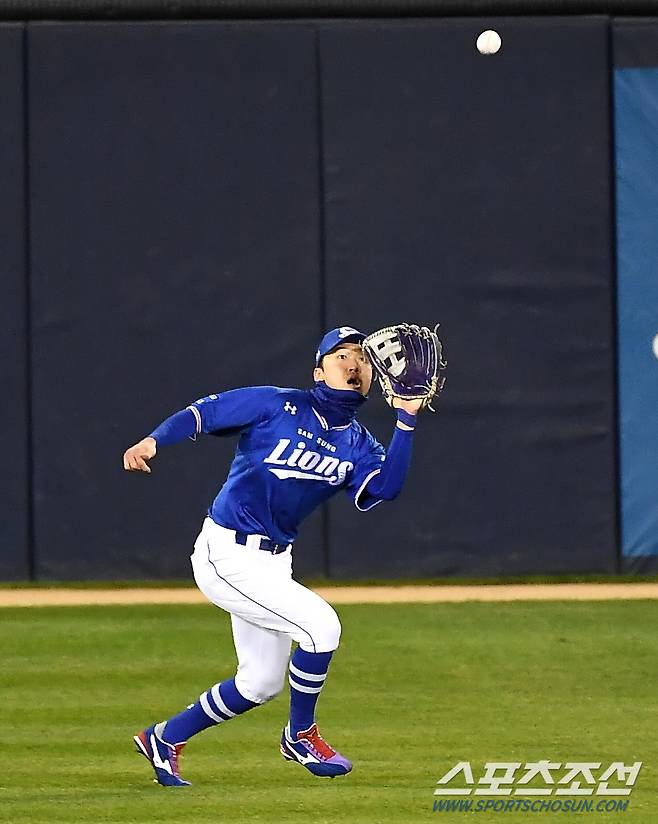 2021 KBO리그 포스트시즌 플레이오프 2차전 두산 베어스와 삼성 라이온즈의 경기가 10일 잠실야구장에서 열렸다. 2회말 2사 1,3루 두산 양석환의 타구를 삼성 박해민이 처리하고 있다. 잠실=박재만 기자 pjm@sportschosun.com/2021.11.10/