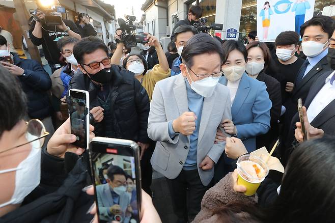 더불어민주당 이재명 대선후보와 부인 김혜경 씨가 지난 10일 오후 여행객들이 즐겨 찾는 경북 경주시 황리단길을 걸으며 시민들과 인사하고 있다. /연합뉴스
