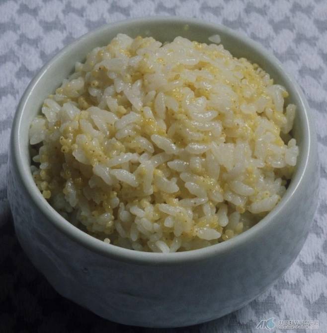 멥쌀에 기장쌀을 섞어 지은 밥으로 비타민의 결핍을 예방할 수 있다. 또한, 그 맛이 약간 쌉쌀하므로 팥을 조금 섞으면 좋은 맛을 낼 수가 있다.한국학중앙연구원/유남해
