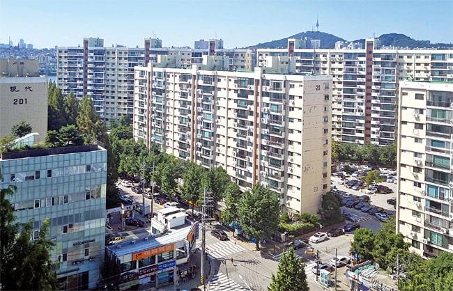 9월 12일 찾은 서울 강남구 압구정현대아파트 뒤편으로 남산이 보인다. 사진 고성민 기자