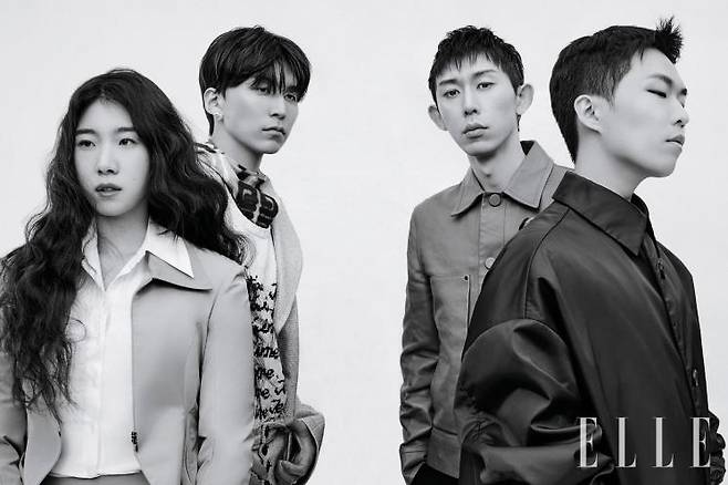 소금이 입은 재킷과 스커트는 모두 Mina Chung. 화이트 셔츠는 Songe Creux. 콜드가 입은 하늘색 재킷과 팬츠, 톱은 모두 Neu-in. 목에 걸친 바라클라바는 Givenchy. 코드 쿤스트가 입은 그린색 재킷은 Salvatore Ferragamo. 팬츠는 Bottega Veneta. 이찬혁이 입은 블루 코트는 Prada.
