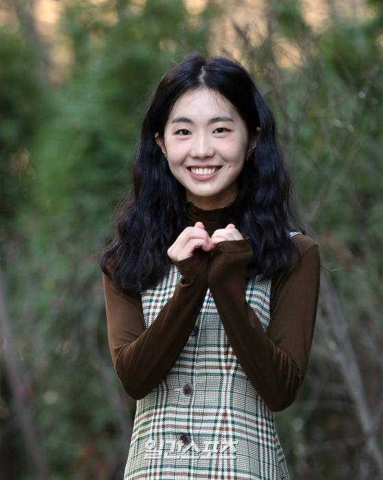 배우 조인이 13일 오후 서울 마포구 상암동 JTBC에서 일간스포츠와 '직격인터뷰'를 진행했다. 조인이 인터뷰에 앞서 진행된 포토타임에서 포즈를 취하고 있다. 조인은 올해 지상파 데뷔작인 SBS 드라마 ‘모범택시’에서 첫 의뢰인 마리아 역으로 분해 사건의 중심에서 활약며 이름을 알렸고 지난 10일 방영된 KBS 드라마 스페셜 2021 단막극 ‘셋’에서 과거의 상처를 지우고 새 인생을 찾고 싶은 ‘강보리’를 연기하며 시청자들에게 울림을 전했다. 김진경 기자 kim.jinkyung@joongang.co,kr/2021.12.13/