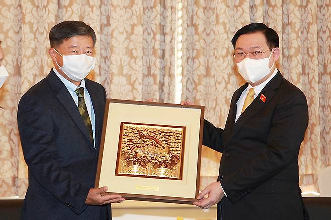 14일 서울 소공동 롯데호텔에서 임병용 GS건설 부회장(왼쪽)이 브엉 딘 후에 베트남 국회의장(오른쪽)에게 기념품을 전달하고 있다. /사진제공=GS건설