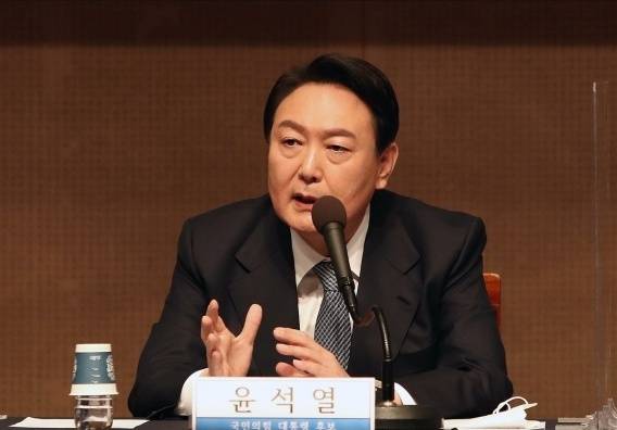 윤석열 국민의힘 대선후보가 14일 오전 서울 중구 프레스센터 국제회의장에서 열린 관훈클럽 초청 토론회에서 발언하고 있다. 뉴스1. 국회사진취재단