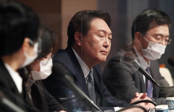 윤석열 국민의힘 대선후보가 14일 오전 서울 중구 프레스센터 국제회의장에서 열린 관훈클럽 초청 토론회에서 생각에 잠겨 있다. 뉴스1. 국회사진취재단