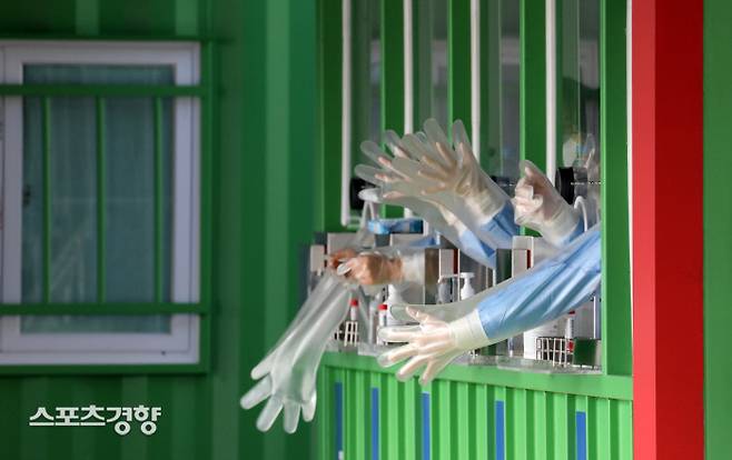 서울 마포구 월드컵공원 임시선별진료소에서 14일 코로나19 검사를 받기 위해 시민들을 줄을 서서 순서를 기다리고 있다. 김창길기자
