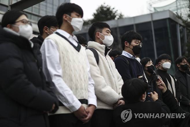 기자회견하는 수험생과 소송대리인 (서울=연합뉴스) 윤동진 기자 = 수능 생명과학Ⅱ 응시자 92명이 한국교육과정평가원을 상대로 제기한 정답 결정 처분 취소 소송의 첫 변론 기일이 열린 10일 오후 서초구 서울행정법원 앞에서 재판을 마친 수험생과 소송대리인이 기자회견을 하고 있다. 2021.12.10 mon@yna.co.kr