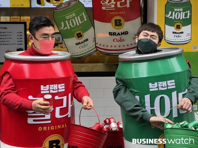 송현석 신세계푸드 대표(좌)는 이날 론칭 행사에서 직접 '콜라맨'으로 변신했다. /사진=이현석 기자 tryon@