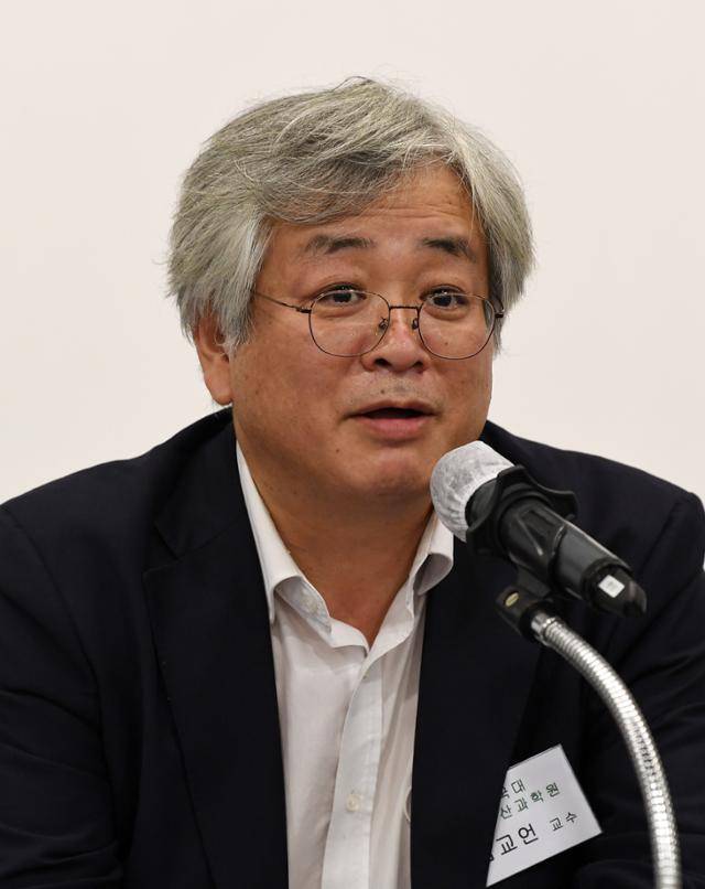심교언 건국대 교수는 정부가 집값 하락론의 근거로 제시한 매수 우위 지표는 큰 의미가 없다며 오히려 내년 집값은 더 오를 수도 있다고 우려했다. 심 교수가 지난해 한국일보 주최로 열린 부동산 정책 토론회에서 사회를 보고 있다. 홍인기 기자