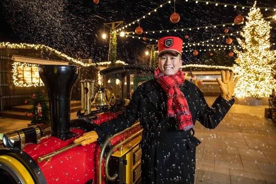 반얀트리 클럽 앤 스파 서울의 기차역을 테마로 한 공간과 크리스마스 장식