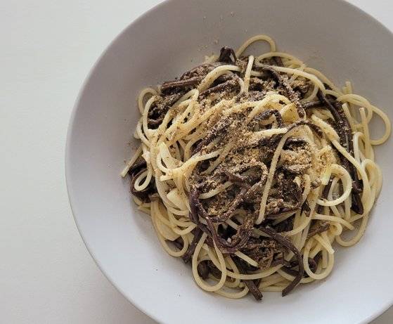 고사리파스타는 치킨 스톡 대신 참치액을 한두 스푼 넣으면 깊은 감칠맛이 살아난다. 사진 신혜원