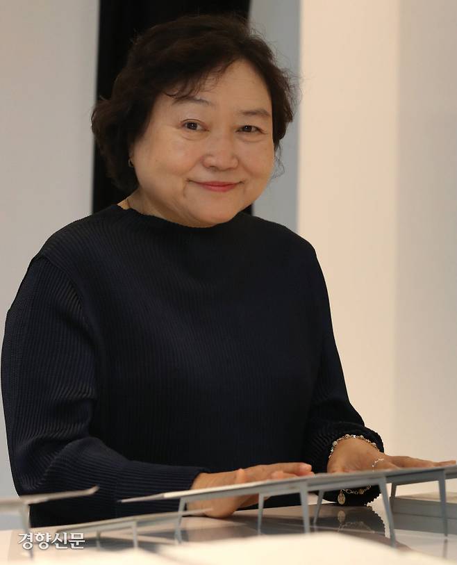 인재근 의원이 김근태기념도서관 3층 전시실에서 연애하던 시절과 옥중생활 중 남편이 자신에게 보낸 편지를 손으로 쓰다듬으며 미소짓고 있다. 김기남 기자
