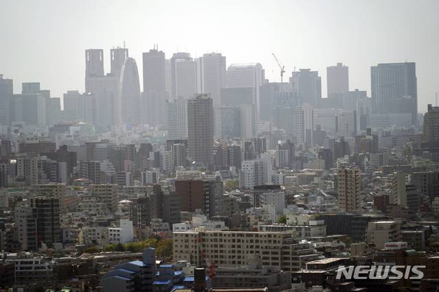 [도쿄=AP/뉴시스]지난 3월 31일 일본 도쿄의 빌딩숲 모습. 2021.12.15.