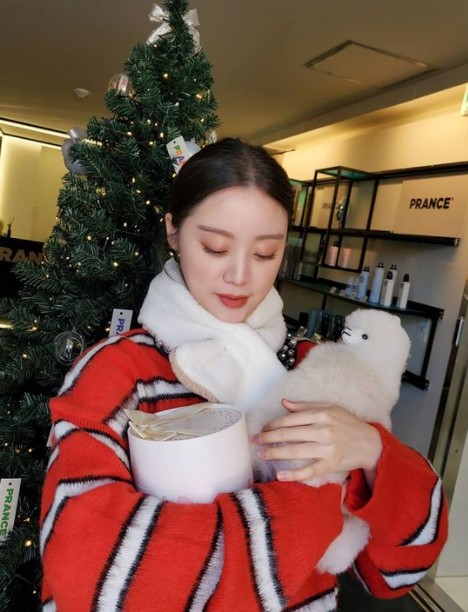 Hyeolim, from the group Wonder Girls, celebrated Christmas to come.On the 14th, Hyeolim posted a picture on his instagram with the phrase Christmas soon.Hyeolim in the photo took a picture in front of the Christmas tree. She was happy to smile with dolls and gifts in her arms.He also showed off his cute charm by digesting red striped knits. His small face and distinctive features were outstanding.Meanwhile, Hyeolim married Shin Min-chul, a Taekwondo player and extreme Taekwondo team Mirme representative in July last year, and recently got pregnant with Confessions.