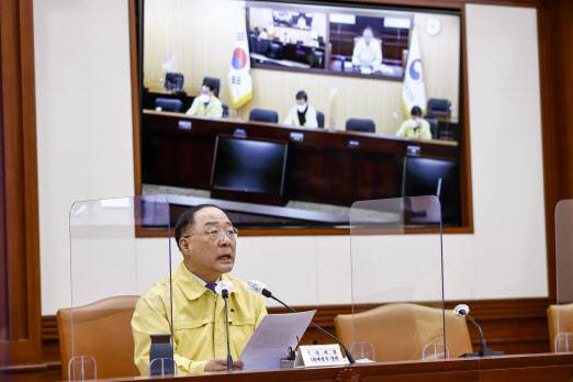홍남기 경제부총리 겸 기획재정부 장관이 16일 정부서울청사에서 열린 ‘제50차 비상경제 중앙대책본부회의’에서 발언하고 있다.(사진=연합뉴스)