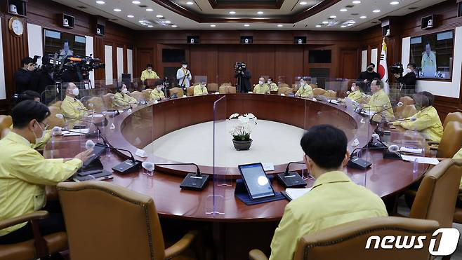 김부겸 국무총리가 16일 오전 서울 종로구 정부서울청사에서 열린 신종 코로나바이러스 감염증(코로나19) 중앙재난안전대책본부회의(중대본)에서 모두 발언을 하고 있다. 2021.12.16/뉴스1 © News1 송원영 기자