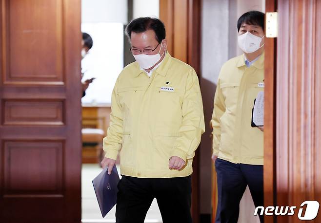 김부겸 국무총리가 16일 오전 서울 종로구 정부서울청사에서 열린 신종 코로나바이러스 감염증(코로나19) 중앙재난안전대책본부회의(중대본)에 참석하고 있다.김 총리는 "사적모임 허용인원을 4인까지로 축소하고 전국에 걸쳐 동일하게 적용한다＂면서 ＂식당·카페의 경우, 접종완료자로만 4인까지 이용이 가능하며, 미접종자는 혼자서 이용하거나 포장·배달만 허용된다＂고 밝혔다. 2021.12.16/뉴스1 © News1 송원영 기자