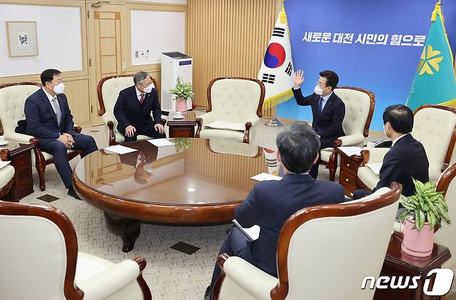 허태정 대전시장과 반장식 한국조폐공사 사장, 김장성 한국생명공학연구원장, 이광섭 한남대 총장이 16일 시청 응접실에서 상생발전 협의체 구성을 위한 간담회를 하고 있다.(대전시 제공)© 뉴스1