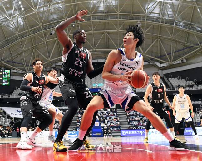 삼성 이원석(오른쪽)이 12일 수원 KT아레나에서 열린 2021-2022 프로농구 수원 KT와 서울 삼성의 경기에서 KT 라렌의 수비를 앞에 두고 슛을 노리고 있다. 수원 | 박진업기자 upandup@sportsseoul.com