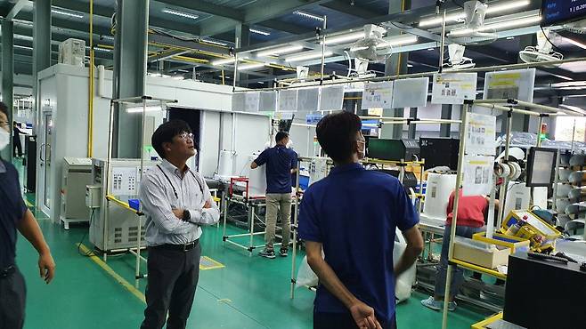 태국 공장에서 라인 가동 살태를 살펴보는 고정곤 쓰리에이씨 대표 /스톤브릿지 제공