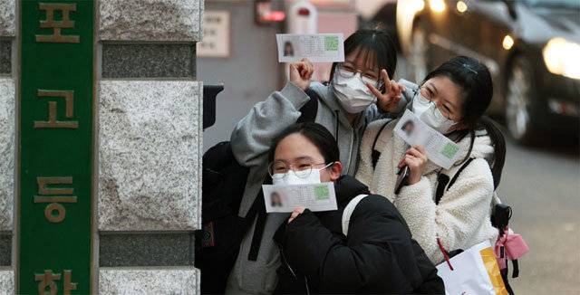지난달 18일 대학수학능력시험 종료 후 수험생들이 밝은 표정으로 고사장을 나서고 있다. 교육부와 관계 부처는 수능이 끝난 ‘예비 성인’들을 위한 다양한 프로그램을 마련했다. 뉴스1