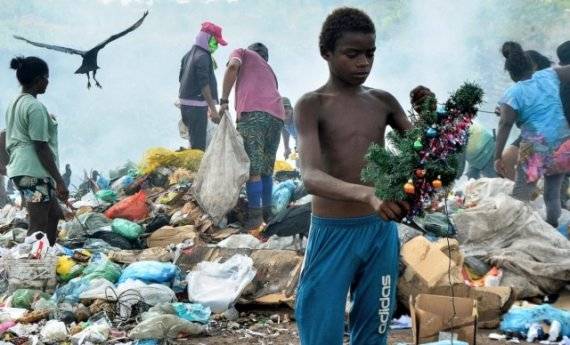 12살의 브라질 어린이가 쓰레기장에 버려진 크리스마스 트리를 진지하게 쳐다보고 있다. /사진=홍콩 SCMP