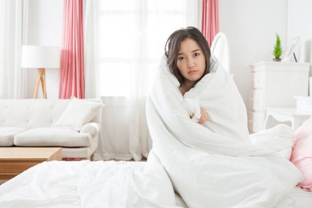 전기장판을 틀어놓고 자면 깊은 잠을 잘 수 없다. 꿀잠을 자고 싶다면 잠들기 전 끄고 자는 것이 좋다./사진=클립아트코리아