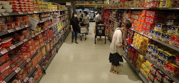 서울의 한 대형마트 라면 판매 코너에서 시민들이 제품을 고르고 있다. [사진=뉴시스]