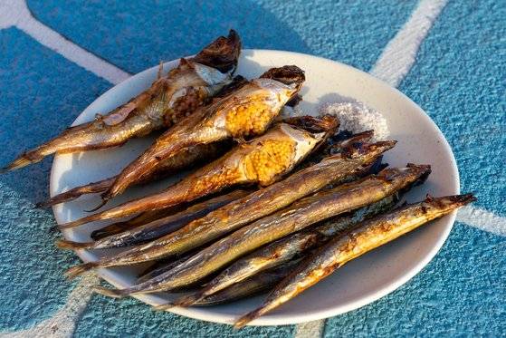 알이 꽉찬 도루묵 구이와 양미리 구이. 양미리는 머리만 떼고 통째로 씹어 먹는다.