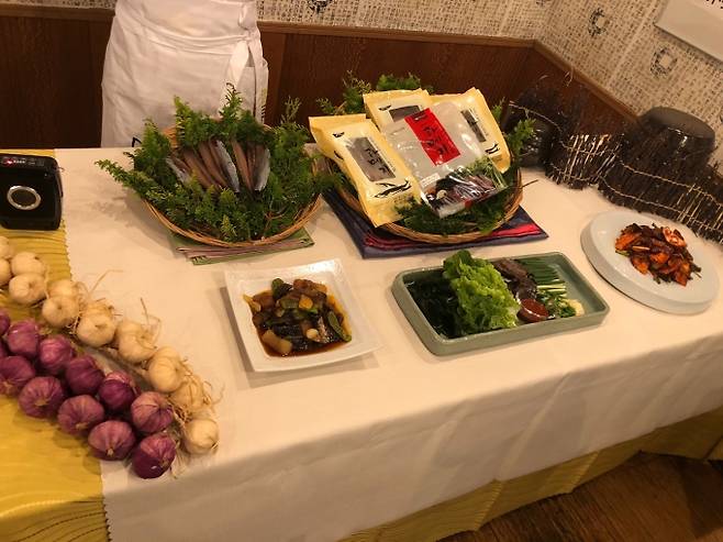 한국음식 전문연구원이 과메기 세팅 및 판매방법을 선보이고 있다. (사진=경북도 제공) 2021.12.16.