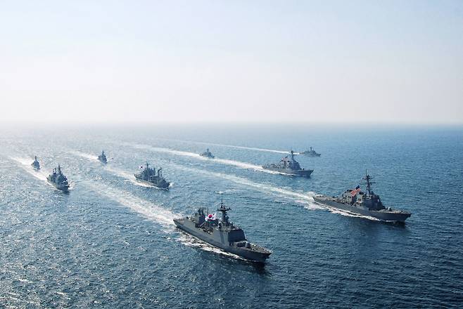 7전단의 충무공이순신급 구축함과 천지급 군수지원함이 외국함정과 연합훈련을 실시하고 있다. [사진 제공 = 해군]