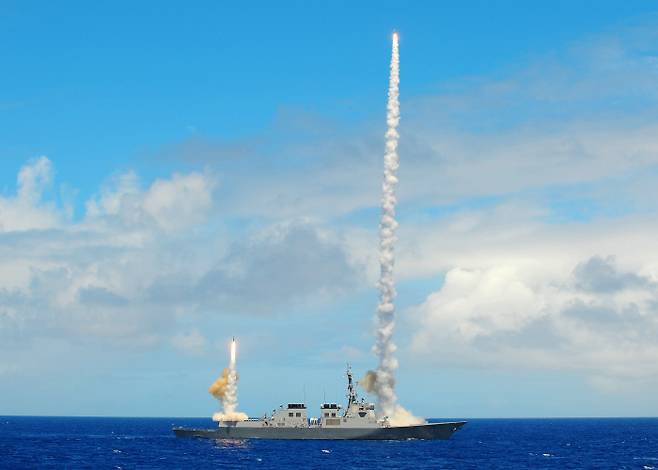 환태평양훈련에 참가한 세종대왕급 이지스구축함이 SM-2 미사일을 발사하고 있다. [사진 제공 = 해군]