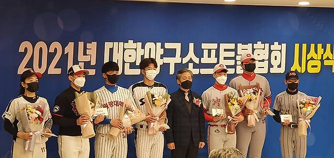 (왼쪽부터)김보미, 김윤, 조효원, 주승우, 양해영 부회장, 정현우, 이주형