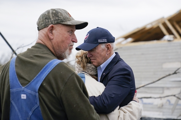 조 바이든 미국 대통령이 15일(현지시간) 켄터키주 도슨 스프링스시에서 토네이도로 집을 잃은 주민을 포옹으로 위로하고 있다./AP연합뉴스