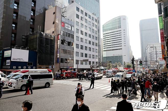 17일(현지시간) 일본 오사카에 위치한 8층 빌딩에서 화재가 발생했다. 현장 앞에 소방 인력이 모여있다. 2021.12.17/news1 © AFP=뉴스1 © News1 김민수 기자