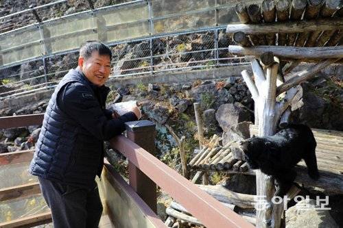 경남 하동군에 사는 정봉선 씨는 자연 적응에 실패한 반달곰 두 마리를 마을로 들여와 사람들이 반달곰의 일상을 볼 수 있는 공간을 만들었다. 하동 =전영한 기자