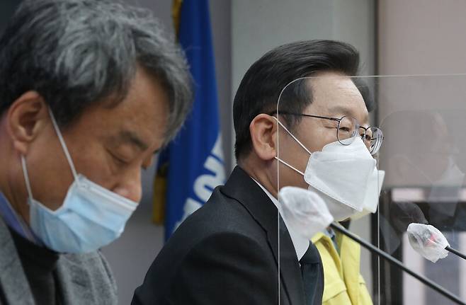 더불어민주당 이재명 대선 후보가 17일 오전 서울 여의도 중앙당사에서 열린 코로나19 위기대응 특별위원회 1차 회의에서 발언하고 있다. 연합뉴스