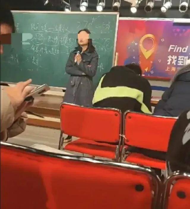 중국 상하이 전단직업학원 쑹 모 교사가 14일 난징대학살 관련 수업을 진행하고 있다. 웨이보 캡처