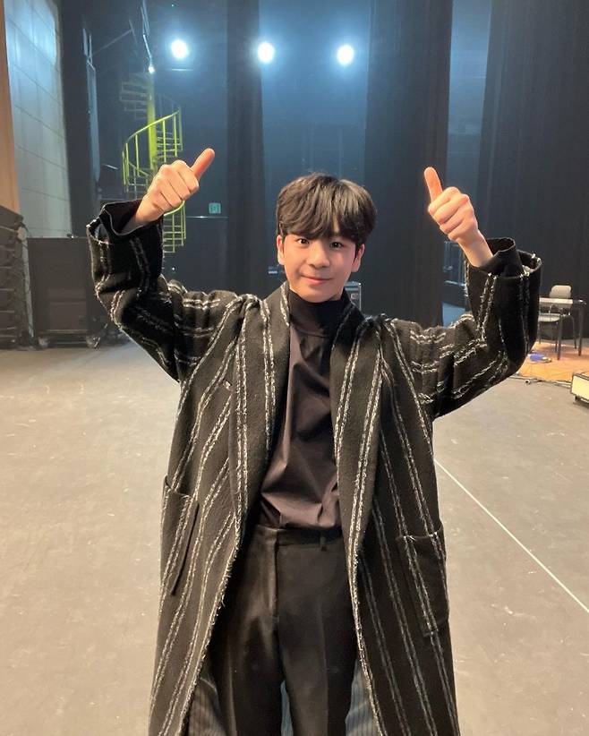 Singer Jung Dong-won has reported on the latest.On the 17th, Jung Dong-won posted a picture on his personal instagram with an article entitled Establishment for a long time.Jung Dong-won in the open photo is smiling brightly toward the camera and holding up the sheep Umji.Jung Dong-wons strong eyes and warm appearance made the hearts of the viewers thrilled.The fans who saw it responded such as I am the prince, I watched the concert too well and I feel so good in the atmosphere.iMBC  Photo Source = Jung Dong-won Instagram