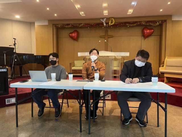 박철순 워십빌더스 대표, 은희승 교회친구 다모여 대표, 강도영 빅퍼즐문화연구소장(오른쪽부터) 등 문화사역자들이 17일 서울 종로구 연동교회에서 올 한해 기독 문화계를 결산하고 있다.