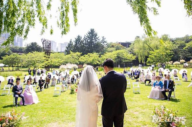 [서울=뉴시스]서울시가 전통가옥 '남산 호현당'과 '용산가족공원'에서 소규모 야외 결혼식을 지원한다고 17일 밝혔다. 사진은 용산가족공원서 진행된 결혼식 모습. (사진=서울시 제공). 2021.12.17. photo@newsis.com