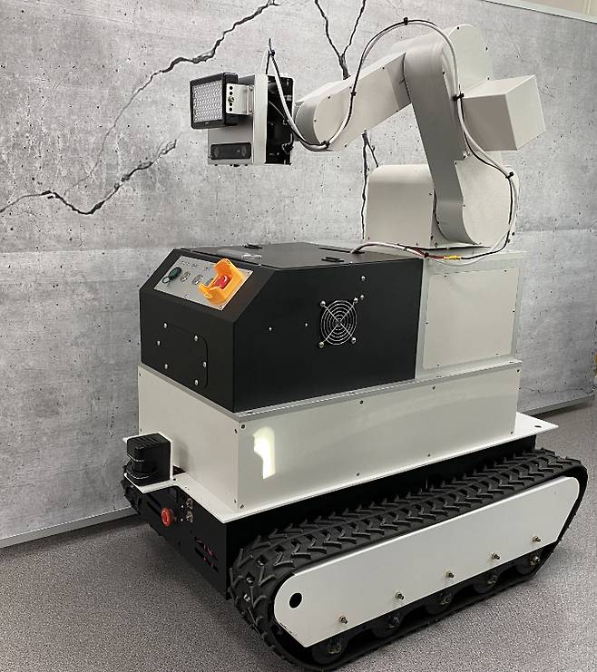 자율 주행형 로봇이 지하 공간의 균열을 점검중이다. 건설연구원 제공