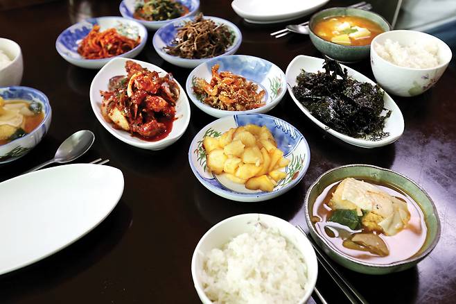 굴업민박의 백반 상차림(1만 원).