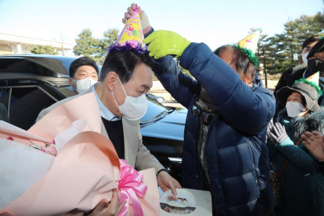 생일을 맞은 윤석열 국민의힘 대선 후보가 18일 오전 국회 의원회관 앞에서 지지자들로부터 꽃다발과 케이크를 받고 있다. (사진=연합뉴스)