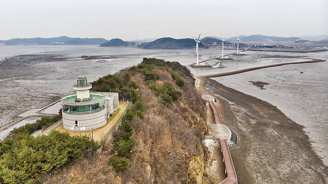 경기도 안산 탄도항 '누에섬 등대'는 물때에 따라 바닷길이 열리면 걸어서 들어가 볼 수 있다. 물이 빠진 뒤 갯벌이 드러난 누에섬 일대. / 한준호 영상미디어 기자
