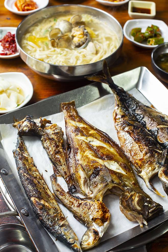 제철 생선 한두 가지를 곁들여주는 강원도 묵호항 '다이버 생선구이'의 생선구이 정식. / 양수열 영상미디어 기자