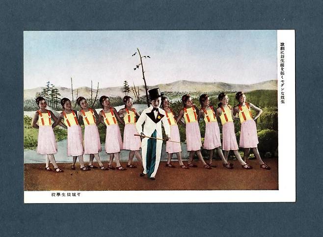 왕수복이 다닌 평양기생학교의 모던 댄스 수업 광경.  평양기생학교를 소개하는 엽서세트 8장중 하나다./신동규 동아대교수, 한국학중앙연구원 한국학진흥사업성과포털