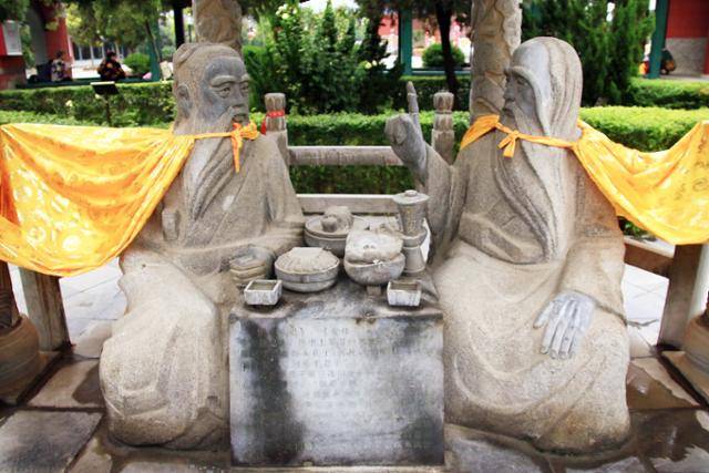 허난성 루이의 명도궁 문예정에 공자(왼쪽)가 노자를 찾아가 대화를 나누는 장면을 재현한 조각상이 있다. Ⓒ최종명