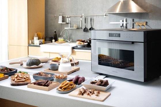 삼성전자의 직화오븐은 지난해부터 반려동물을 위한 '펫간식' 모드를 적용하고 있다. [사진 삼성전자]